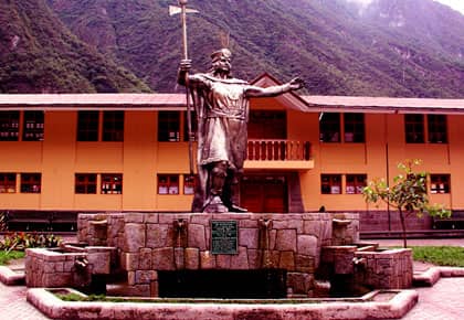 plaza de aguas calientes