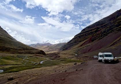 camino a la montaña de colores