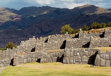 vista amplia de saqsayhuaman